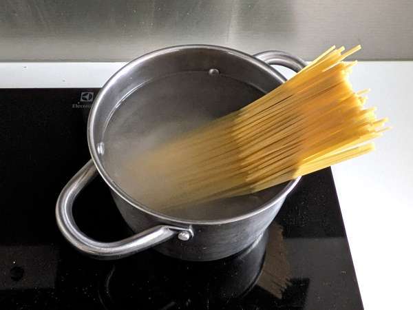 Dondurulmuş deniz mahsullü makarna, lezzetli ve çok hızlı bir ilk yemek - Hazırlık adım 4