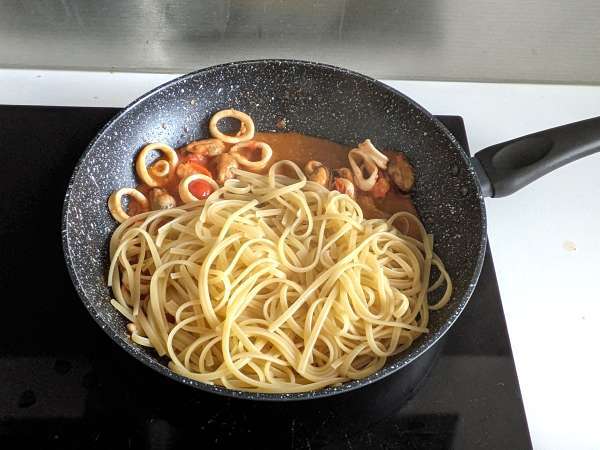 Dondurulmuş deniz mahsullü makarna, lezzetli ve çok hızlı bir ilk yemek - Hazırlık adım 5