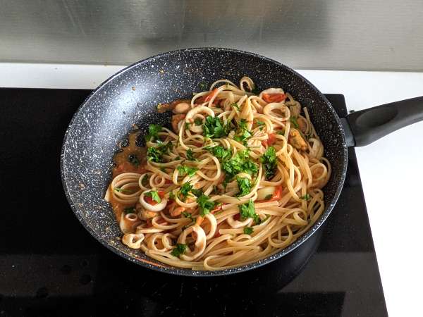 Dondurulmuş deniz mahsullü makarna, lezzetli ve çok hızlı bir ilk yemek - Hazırlık adım 6