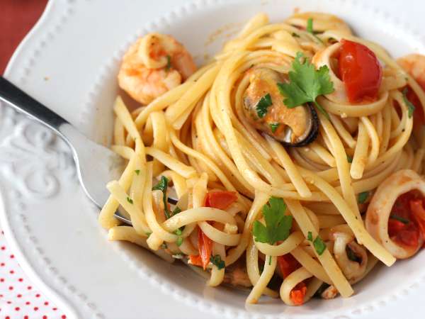 Dondurulmuş deniz mahsullü makarna, lezzetli ve çok hızlı bir ilk yemek - Hazırlık adım 7