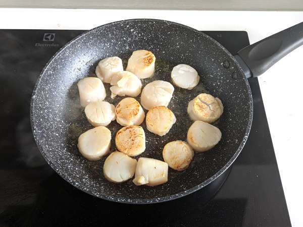 Deniz taraklı makarna, zarif bir deniz ürünleri ilk yemeği - Hazırlık adım 3