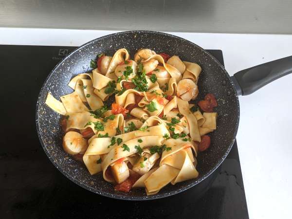 Deniz taraklı makarna, zarif bir deniz ürünleri ilk yemeği - Hazırlık adım 6