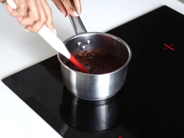 Kekler için brigadeiro kreması nasıl yapılır? - Hazırlık adım 1