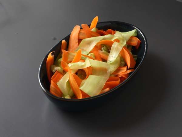 Yer fıstığı soslu sebzeli tagliatelle salatası - Hazırlık adım 4