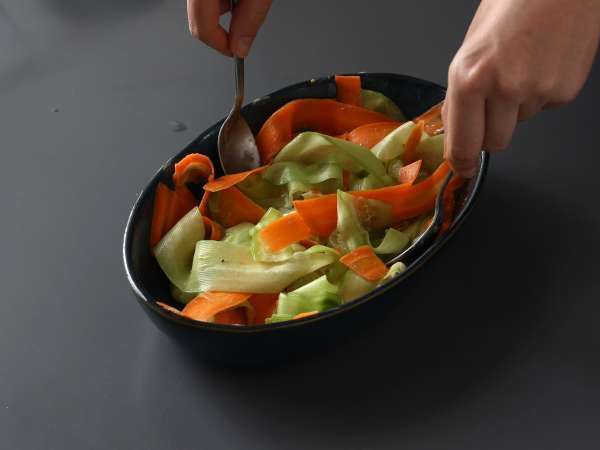 Yer fıstığı soslu sebzeli tagliatelle salatası - Hazırlık adım 5