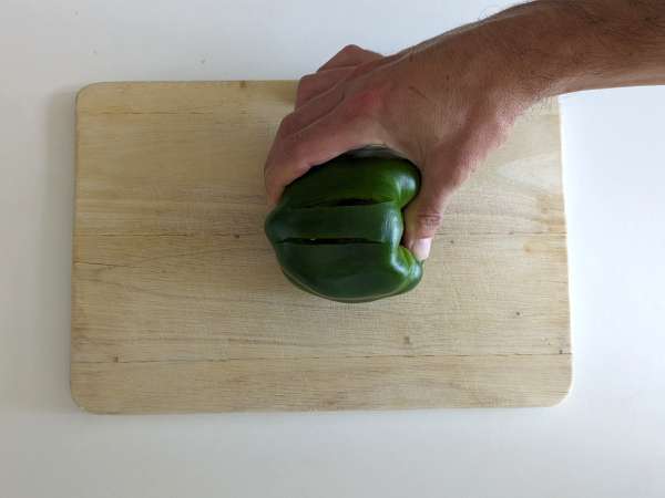 Mikrodalgada biberlerin kabukları nasıl soyulur - Hazırlık adım 1