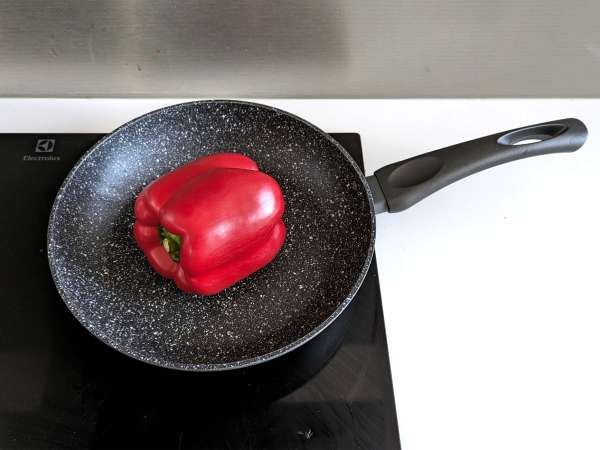 Kızartma tavasında biberlerin kabuğu nasıl soyulur - Hazırlık adım 1