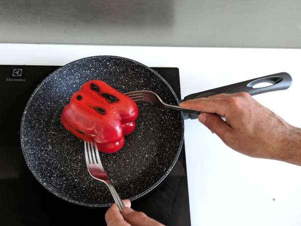 Kızartma tavasında biberlerin kabuğu nasıl soyulur - Hazırlık adım 2