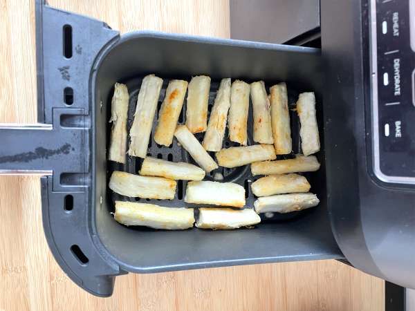 Havada kızartılmış manyok: çıtır çıtır ve sağlıklı bir atıştırmalık - Hazırlık adım 4