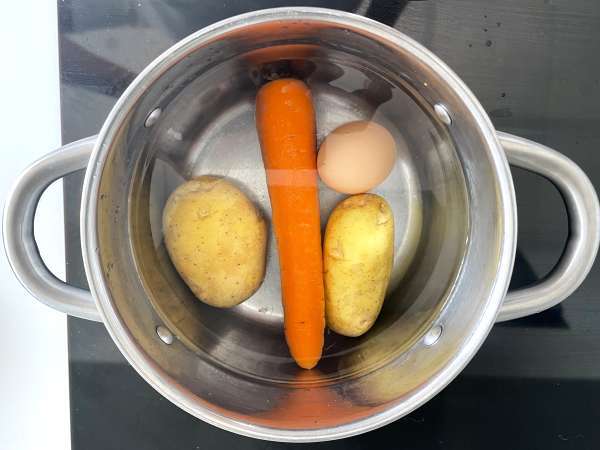 Ev yapımı mayonezli Rus salatası - Hazırlık adım 1