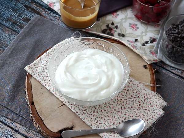 Kırmızı meyveli, fıstık ezmeli ve çikolatalı Skyr kasesi - Hazırlık adım 1