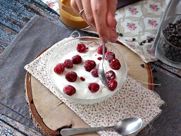 Kırmızı meyveli, fıstık ezmeli ve çikolatalı Skyr kasesi - Hazırlık adım 2