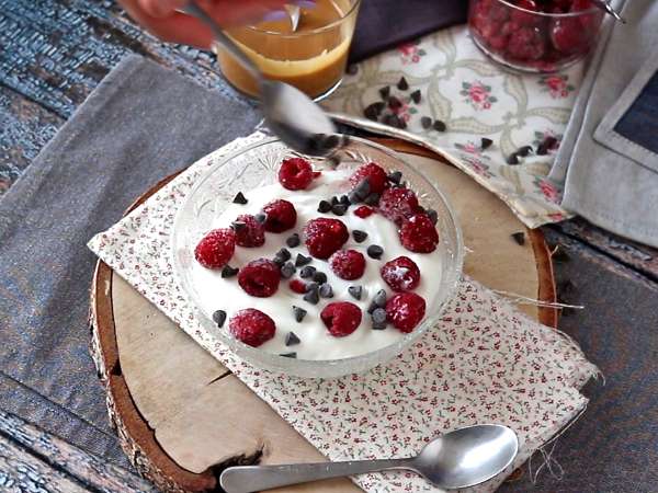 Kırmızı meyveli, fıstık ezmeli ve çikolatalı Skyr kasesi - Hazırlık adım 3