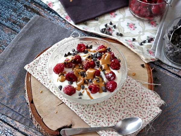 Kırmızı meyveli, fıstık ezmeli ve çikolatalı Skyr kasesi - Hazırlık adım 4