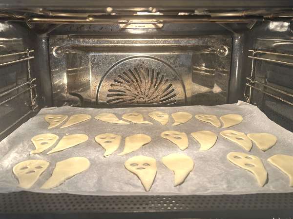 Hayalet bisküviler: Çocuklarla yapılabilecek en kolay ve en eğlenceli Cadılar Bayramı tarifi - Hazırlık adım 4