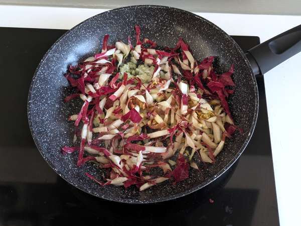 Radika, çıtır pastırma ve cevizli kremalı makarna: hızlı ve karşı konulmaz tarif - Hazırlık adım 2