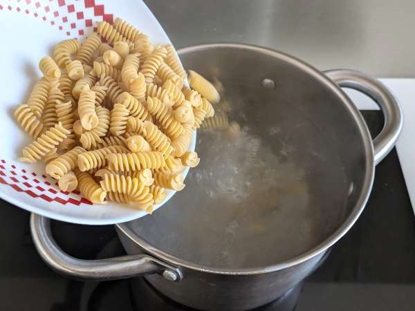 Radika, çıtır pastırma ve cevizli kremalı makarna: hızlı ve karşı konulmaz tarif - Hazırlık adım 3