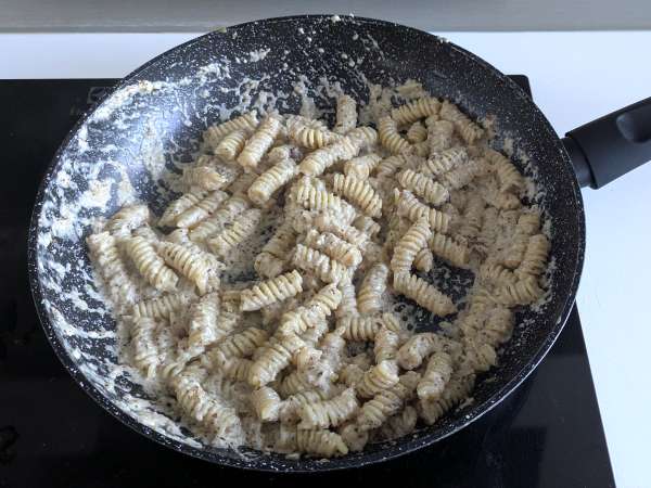 Radika, çıtır pastırma ve cevizli kremalı makarna: hızlı ve karşı konulmaz tarif - Hazırlık adım 6