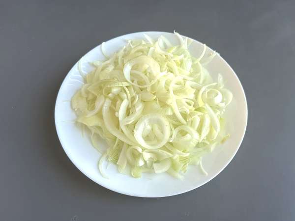 Soğan konfit: basit, zarif ve et ve peynirle mükemmel - Hazırlık adım 1