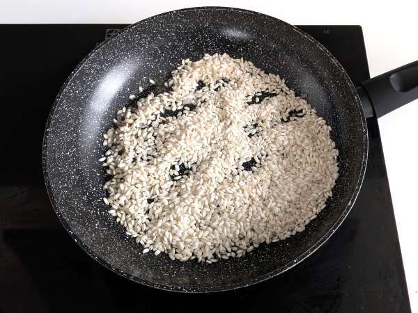 Misket limonu ve pembe biberli risotto: özel akşam yemekleri için zarif vejetaryen tarif - Hazırlık adım 2