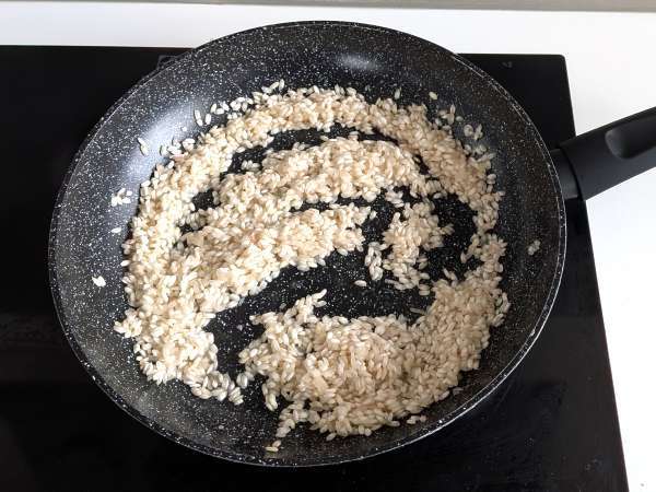 Misket limonu ve pembe biberli risotto: özel akşam yemekleri için zarif vejetaryen tarif - Hazırlık adım 3