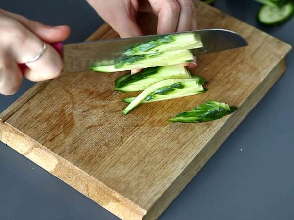 Pirinç eriştesi, karides ve baharatlı yer fıstığı soslu renkli salata - Hazırlık adım 1