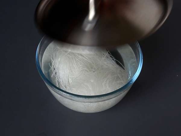 Pirinç eriştesi, karides ve baharatlı yer fıstığı soslu renkli salata - Hazırlık adım 2