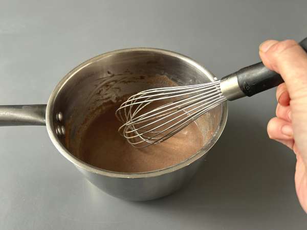 Ev yapımı sıcak çikolata: kalın, parlak, ipeksi çikolata için kolay tarif - Hazırlık adım 5