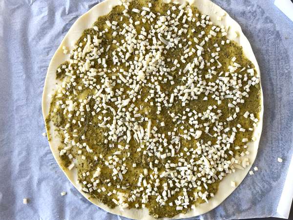 Mozzarellalı pestolu puf börekler fritözde 15 dakikada hazır! - Hazırlık adım 2