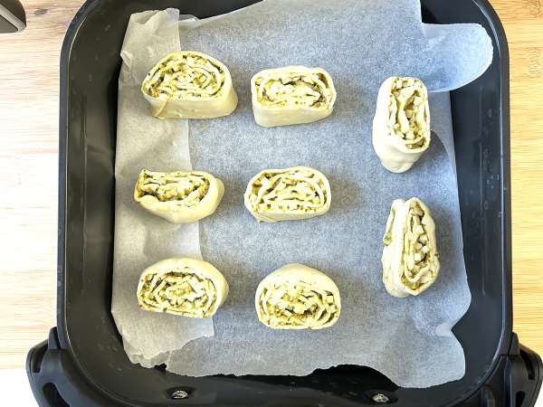 Mozzarellalı pestolu puf börekler fritözde 15 dakikada hazır! - Hazırlık adım 5