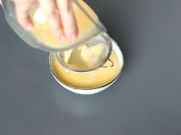 Çin usulü buharda pişmiş yumurta: Çin usulü buharda pişmiş ipeksi yumurta tarifi, sadece iki malzemeyle! - Hazırlık adım 2