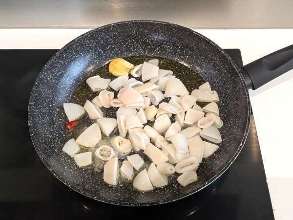 Dondurulmuş kalamar ve çeri domatesli makarna: basit ve lezzetli tarif - Hazırlık adım 2