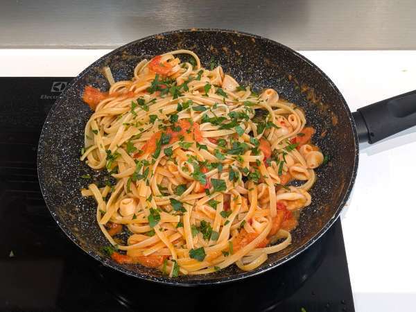 Dondurulmuş kalamar ve çeri domatesli makarna: basit ve lezzetli tarif - Hazırlık adım 6