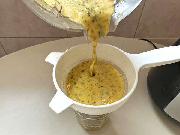 Caipirinha de maracujá batida: Brezilya klasiğinin daha kremalı ve daha ferahlatıcı versiyonu - Hazırlık adım 2