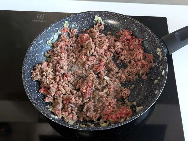 Havalı fritöz burger ekmeği: hızlı ve lezzetli bir akşam yemeği için harika - Hazırlık adım 1