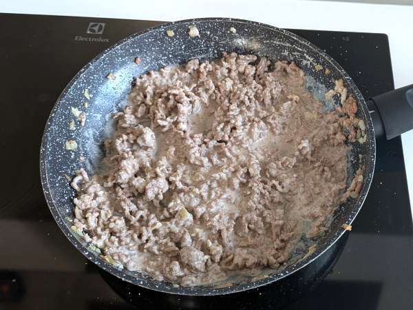 Havalı fritöz burger ekmeği: hızlı ve lezzetli bir akşam yemeği için harika - Hazırlık adım 2