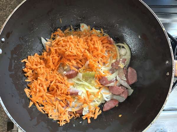 Yumurtalı ve havuçlu altın biberli farofa - Hazırlık adım 2