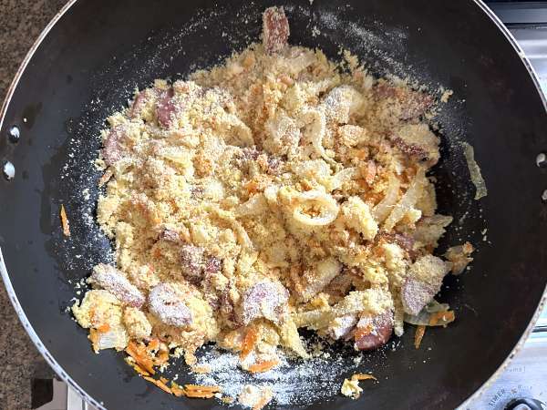 Yumurtalı ve havuçlu altın biberli farofa - Hazırlık adım 3