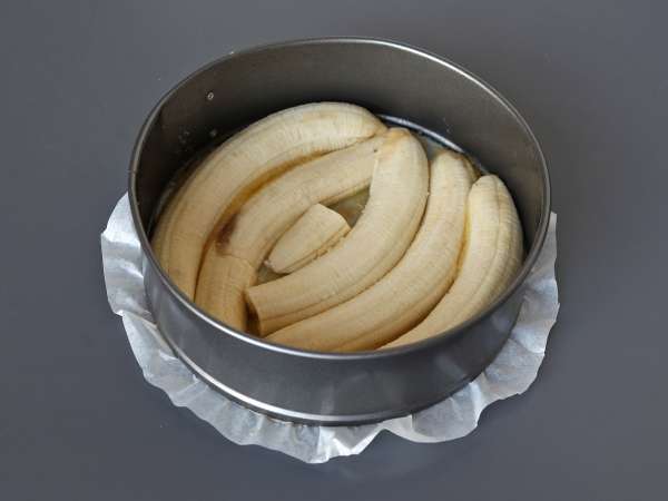 Ekstra fondanlı baş aşağı muzlu kek - Hazırlık adım 2