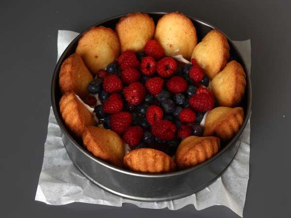 Madlen ile kırmızı meyveli charlotte - Hazırlık adım 6