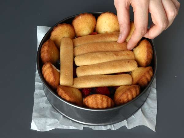 Madlen ile kırmızı meyveli charlotte - Hazırlık adım 7