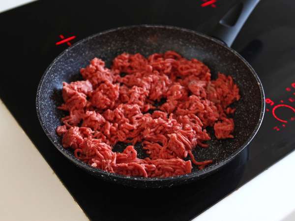 Quesadillas ve baharatlı sığır eti dolgulu fırında pişmiş tortillalar - Hazırlık adım 1