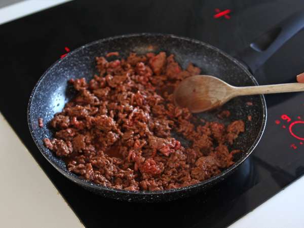 Quesadillas ve baharatlı sığır eti dolgulu fırında pişmiş tortillalar - Hazırlık adım 2