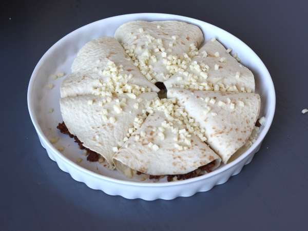 Quesadillas ve baharatlı sığır eti dolgulu fırında pişmiş tortillalar - Hazırlık adım 5