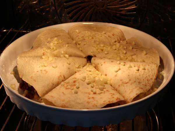Quesadillas ve baharatlı sığır eti dolgulu fırında pişmiş tortillalar - Hazırlık adım 6