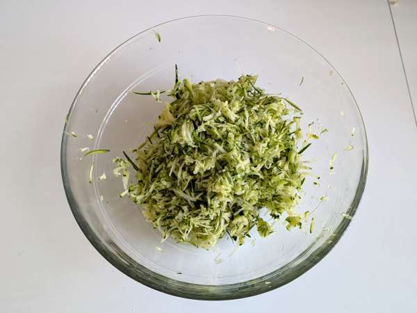 Ricotta, kabak ve limon ile doldurulmuş Conchiglioni: kremsi ve fırında graten - Hazırlık adım 1