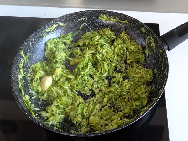 Ricotta, kabak ve limon ile doldurulmuş Conchiglioni: kremsi ve fırında graten - Hazırlık adım 2