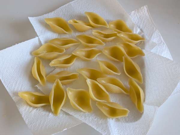 Ricotta, kabak ve limon ile doldurulmuş Conchiglioni: kremsi ve fırında graten - Hazırlık adım 3