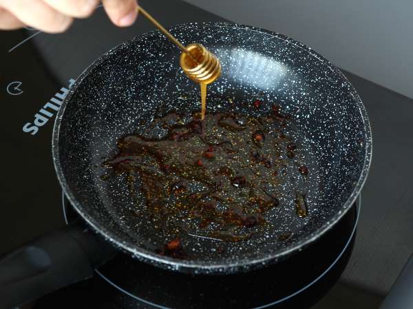 Ballı ve mozzarellalı kızarmış yumurta, tatlı, tuzlu ve baharatlı ekspres kahvaltı! - Hazırlık adım 1