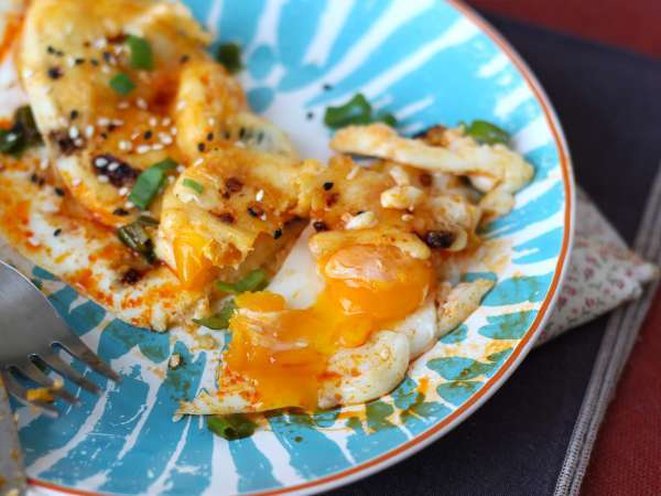 Ballı ve mozzarellalı kızarmış yumurta, tatlı, tuzlu ve baharatlı ekspres kahvaltı! - Hazırlık adım 6